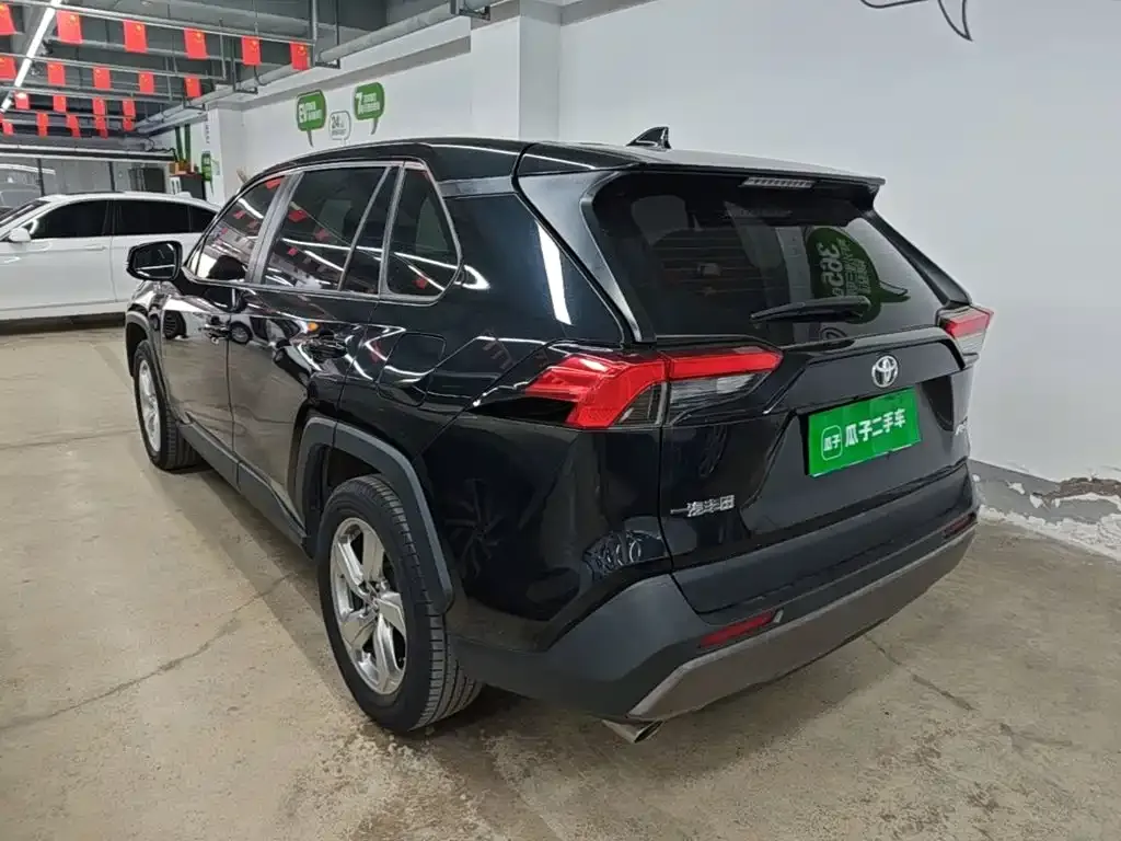 Toyota RAV4 — фото 5