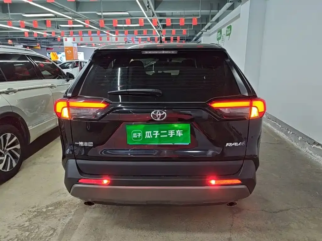 Toyota RAV4 — фото 8