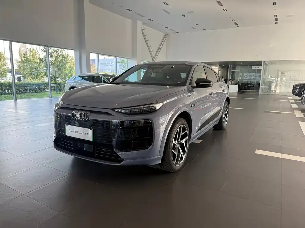 Audi Q6L Sportback e-tron — фото 1