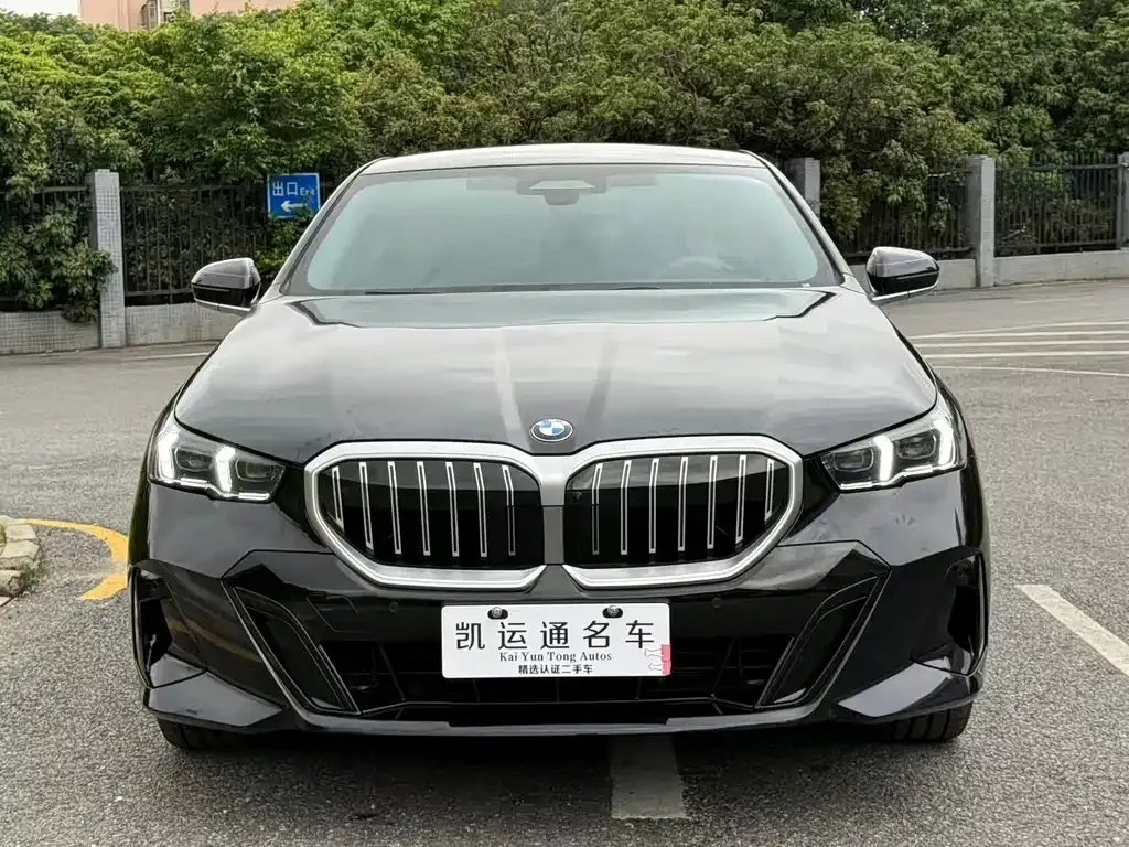 BMW 5 Series — фото 1
