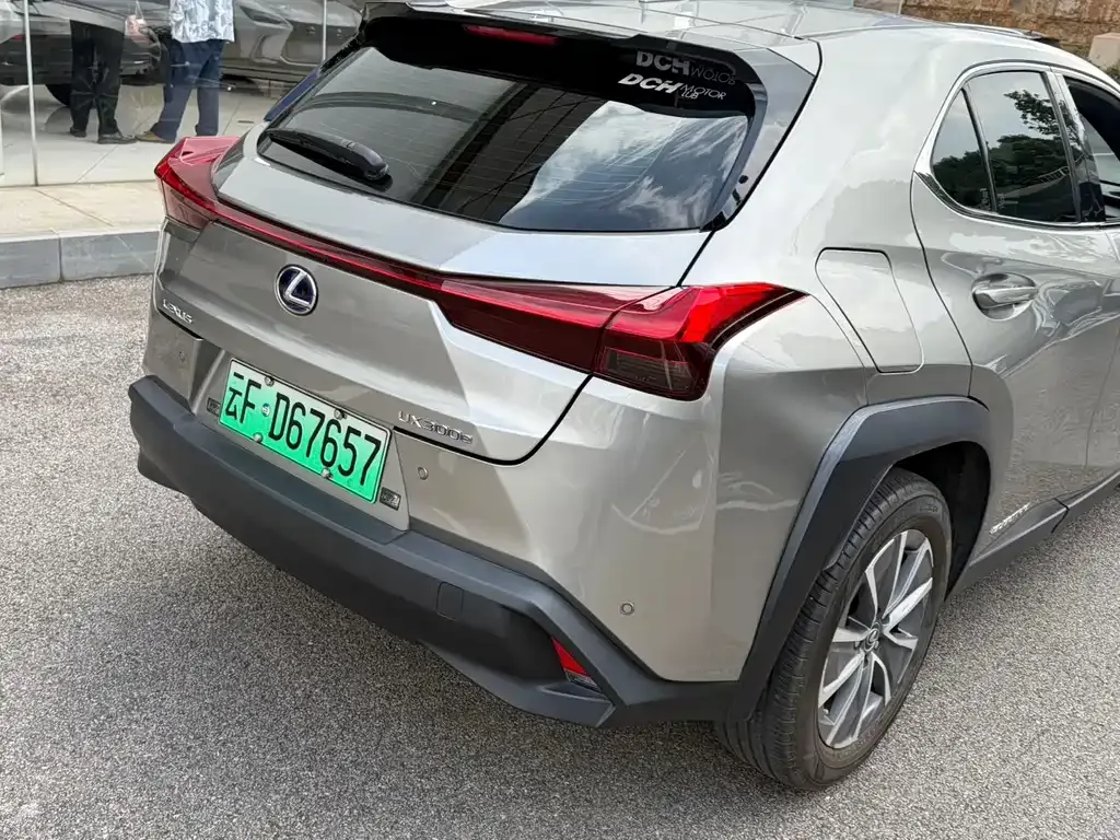 Lexus UX New Energy — фото 9