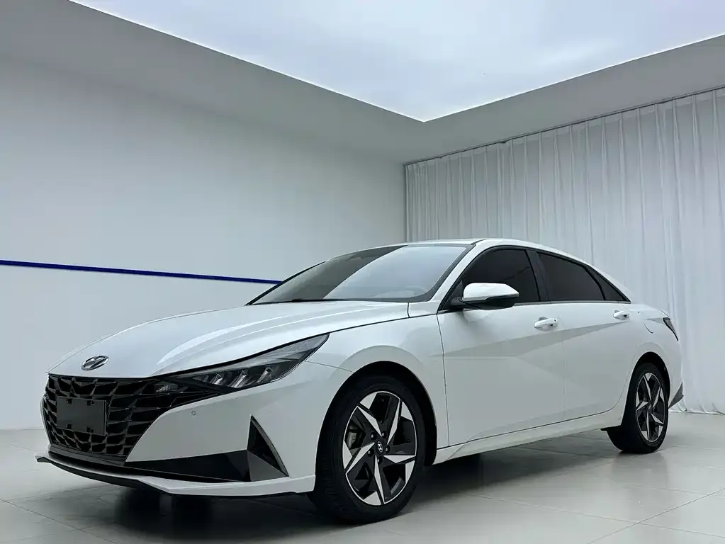Hyundai Elantra — фото 1