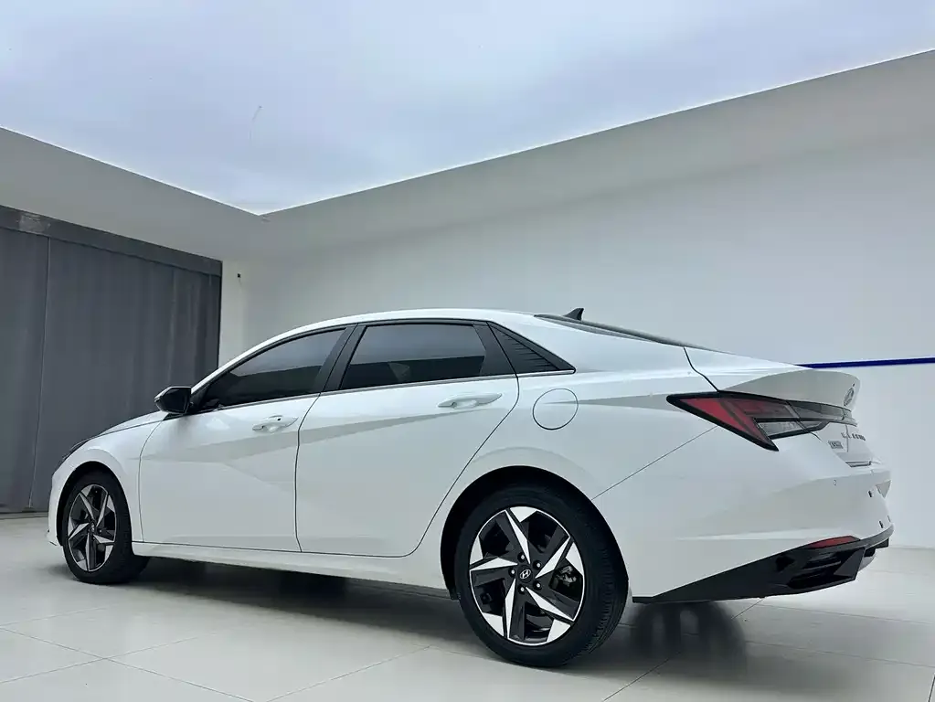 Hyundai Elantra — фото 2