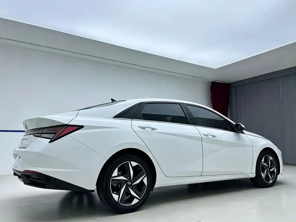 Hyundai Elantra — фото 3