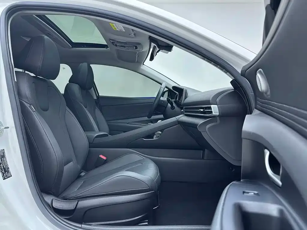 Hyundai Elantra — фото 4
