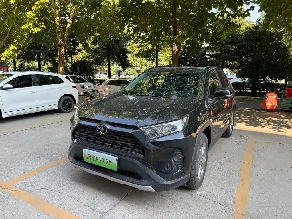 Toyota RAV4 — фото 1
