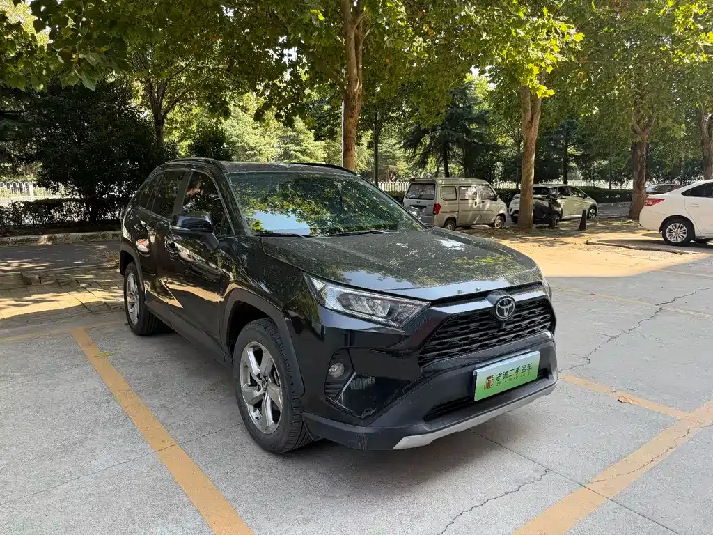 Toyota RAV4 — фото 8