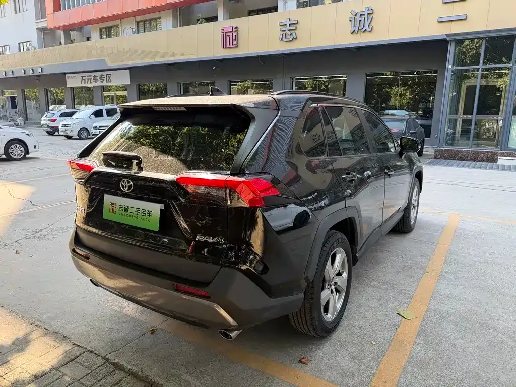 Toyota RAV4 — фото 2