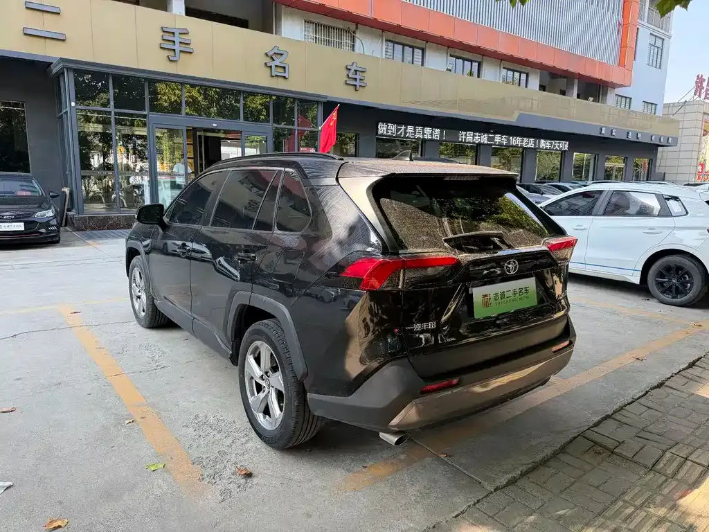 Toyota RAV4 — фото 9