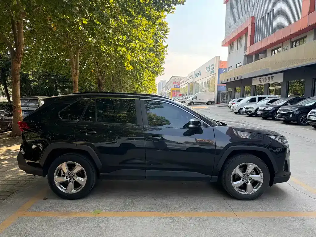 Toyota RAV4 — фото 10