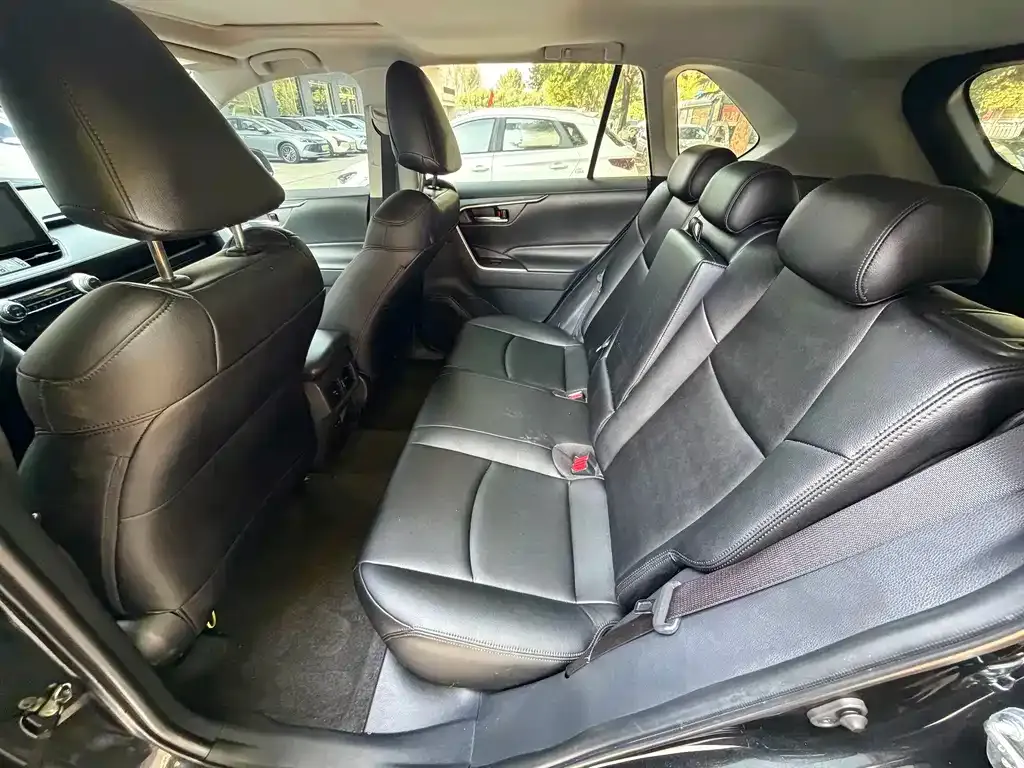 Toyota RAV4 — фото 6