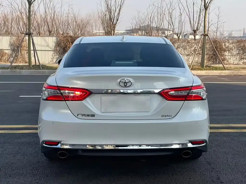 Toyota Camry — фото 2