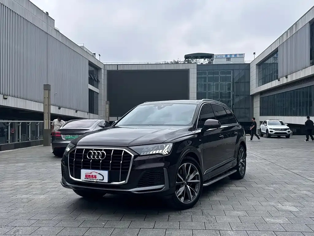 Audi Q7 — фото 1