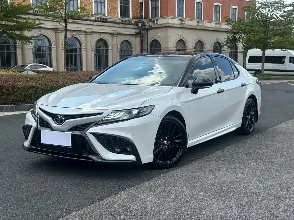 Toyota Camry — фото 1