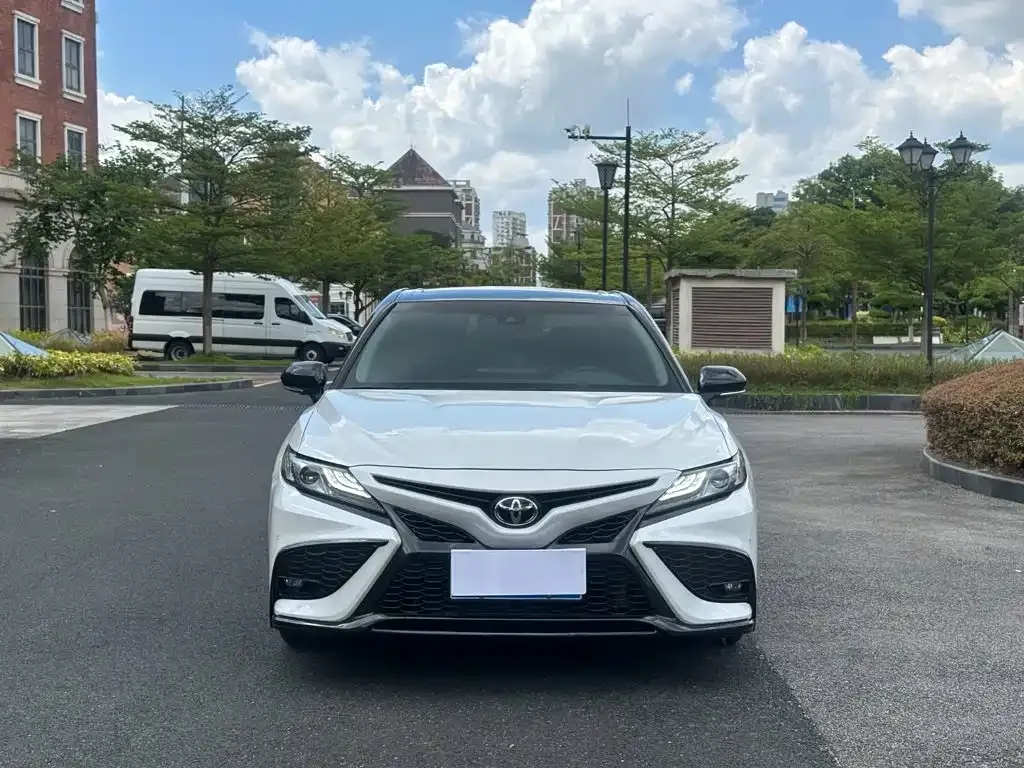 Toyota Camry — фото 9