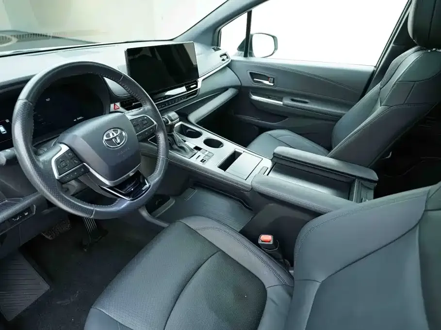 Toyota Sienna — фото 10