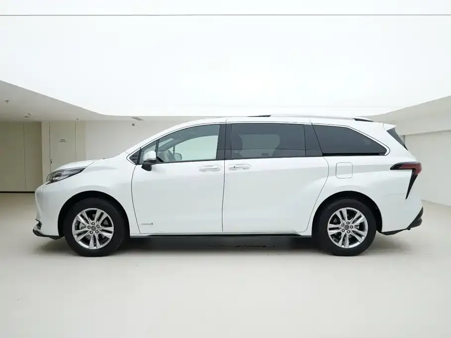 Toyota Sienna — фото 3