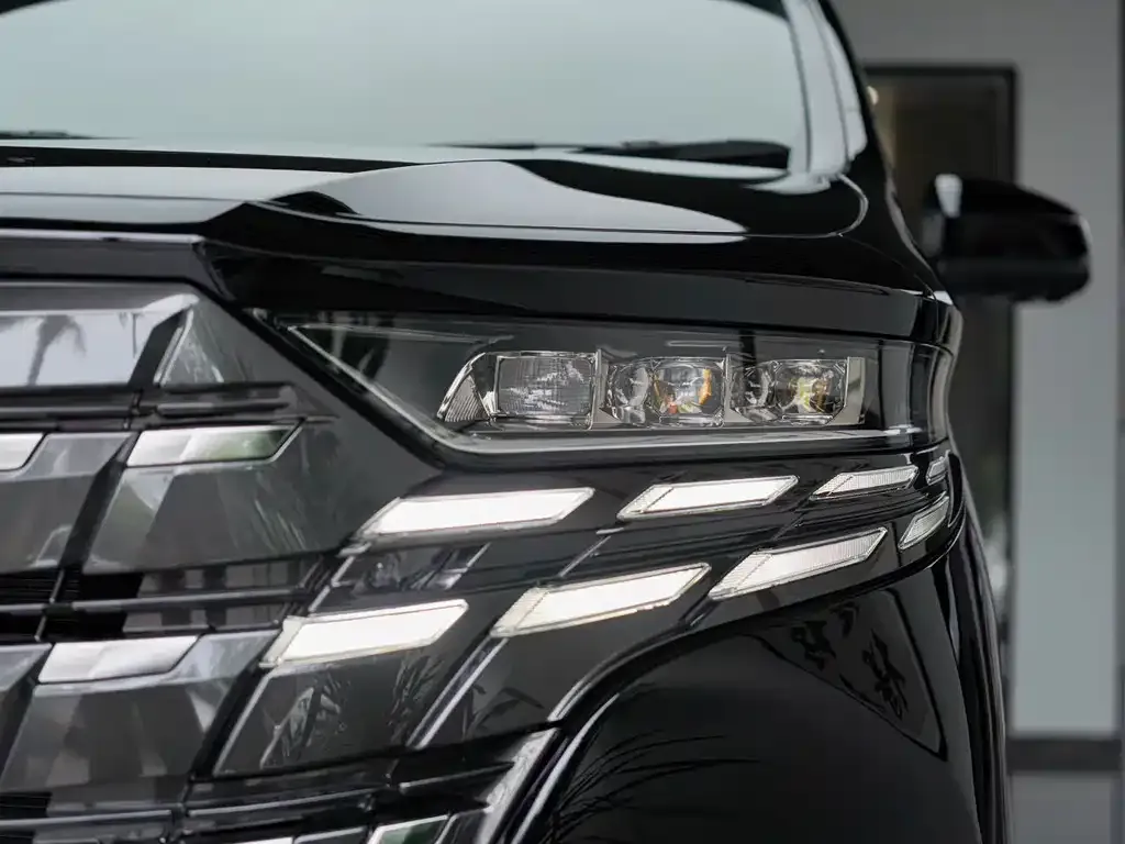 Toyota Alphard — фото 2