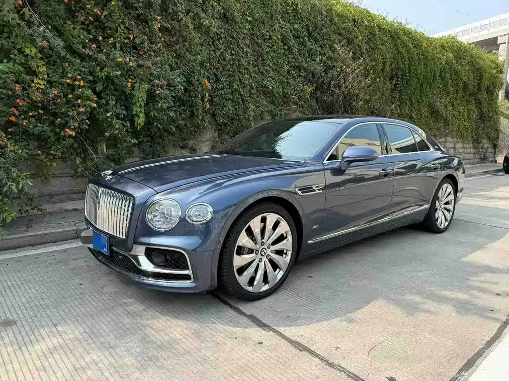 Bentley Flying Spur — фото 1