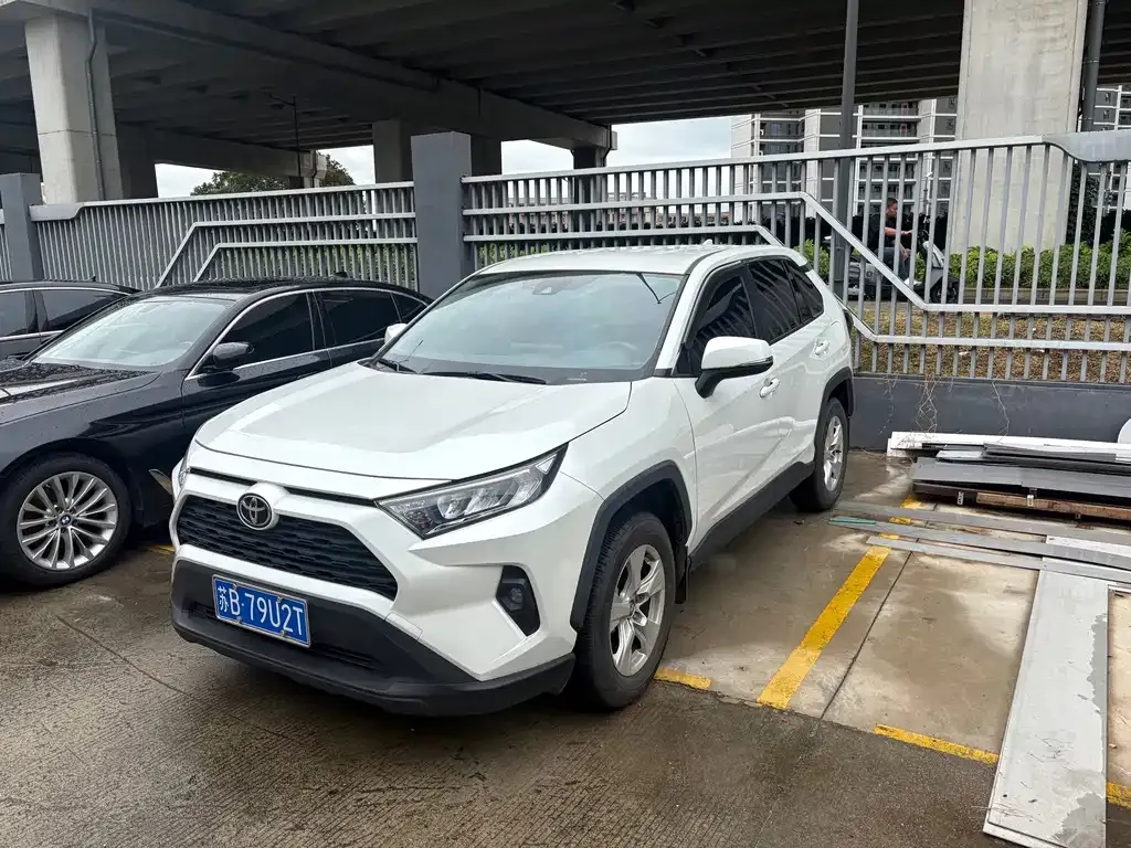 Toyota RAV4 — фото 1
