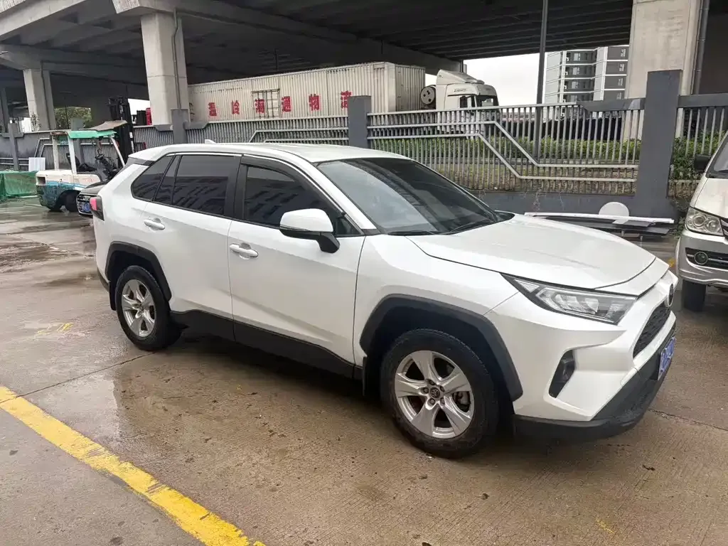 Toyota RAV4 — фото 4