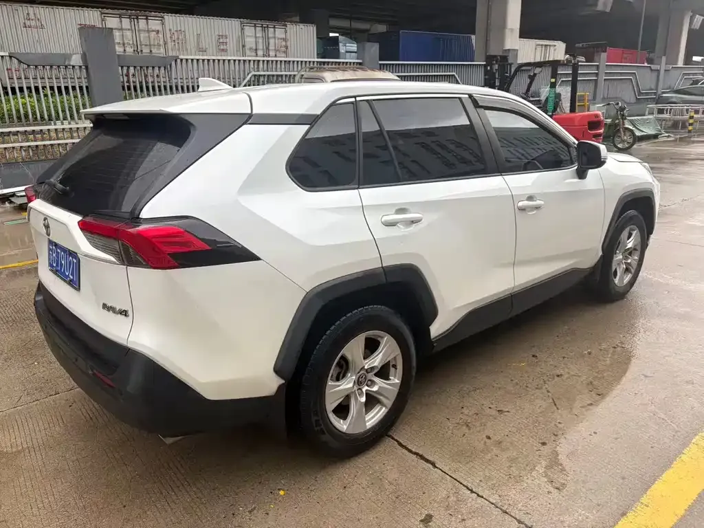 Toyota RAV4 — фото 6