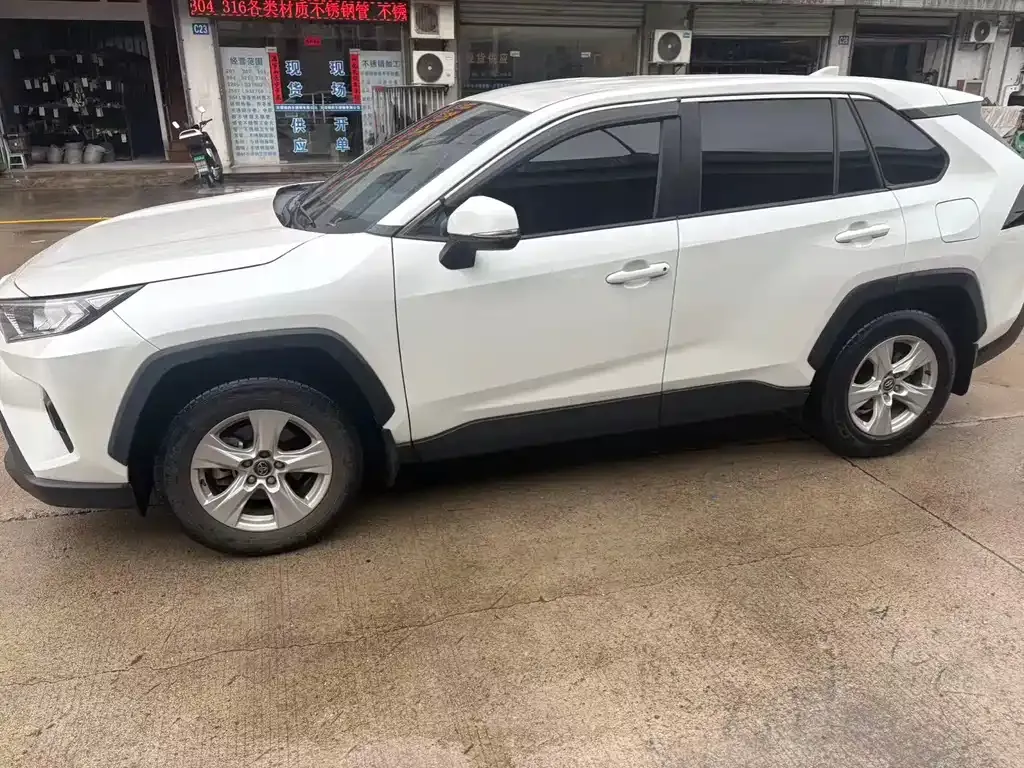 Toyota RAV4 — фото 8