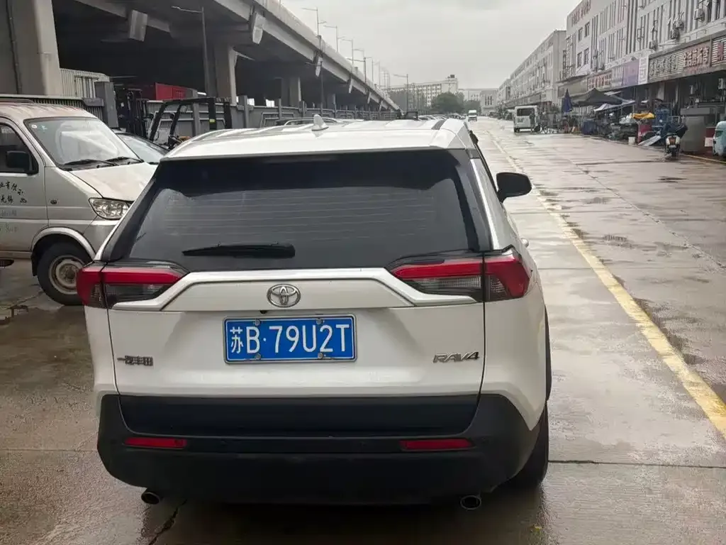 Toyota RAV4 — фото 2