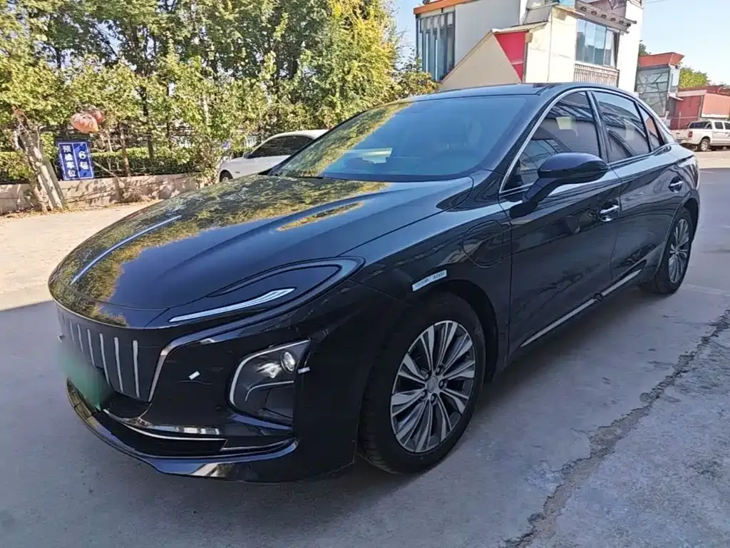 Hongqi E-QM5 — фото 1