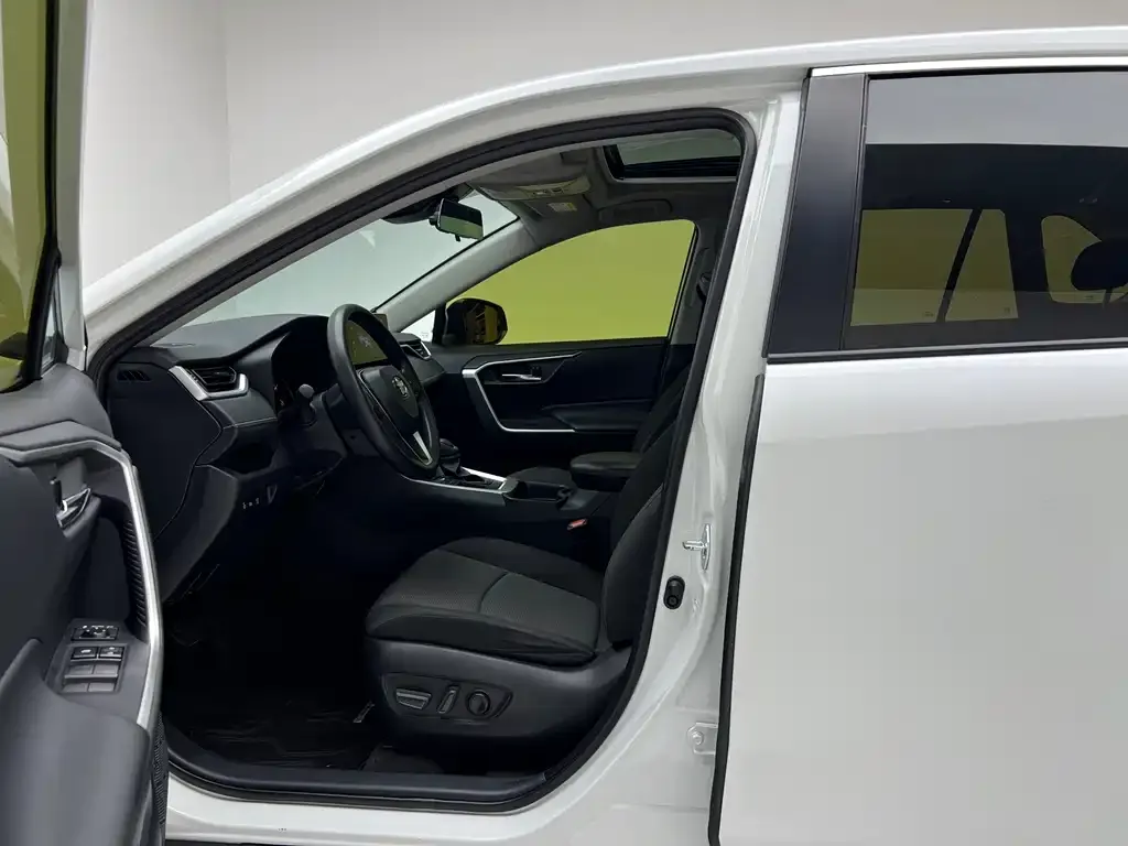 Toyota RAV4 — фото 3