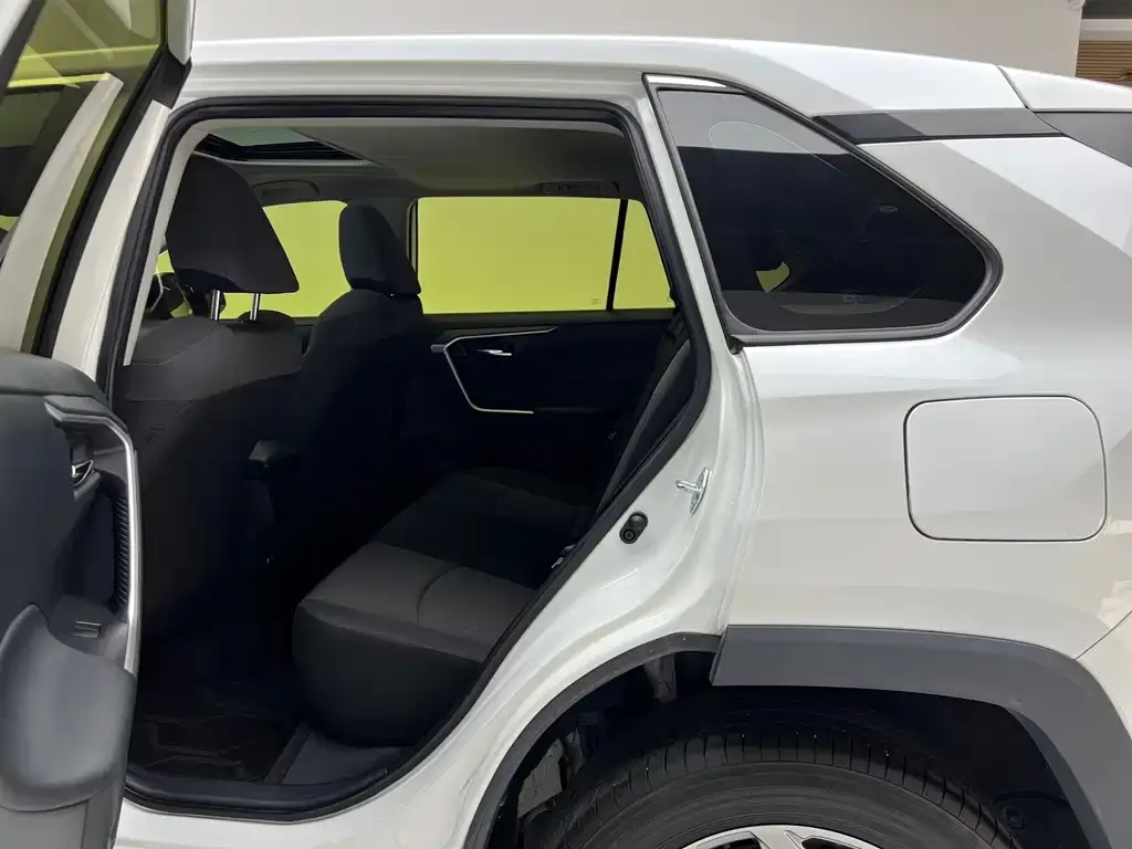 Toyota RAV4 — фото 6