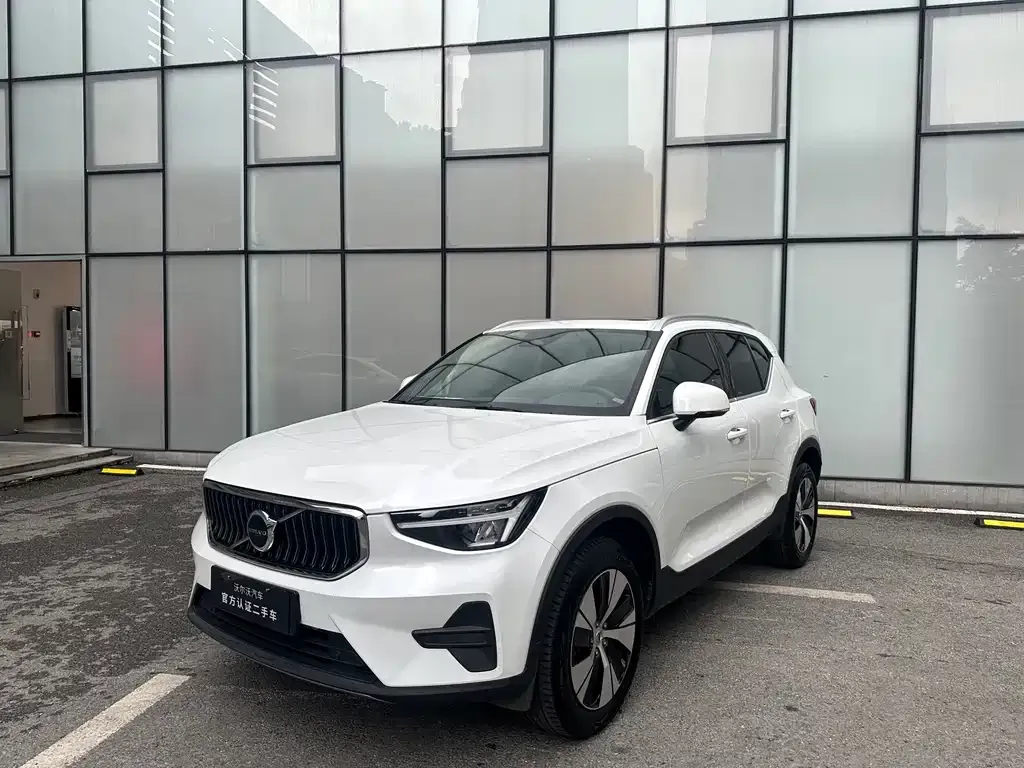 Volvo XC40 — фото 1