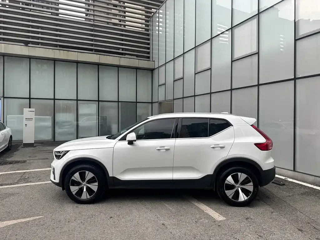 Volvo XC40 — фото 3