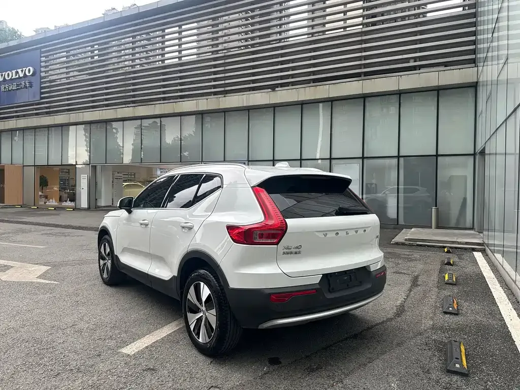 Volvo XC40 — фото 5