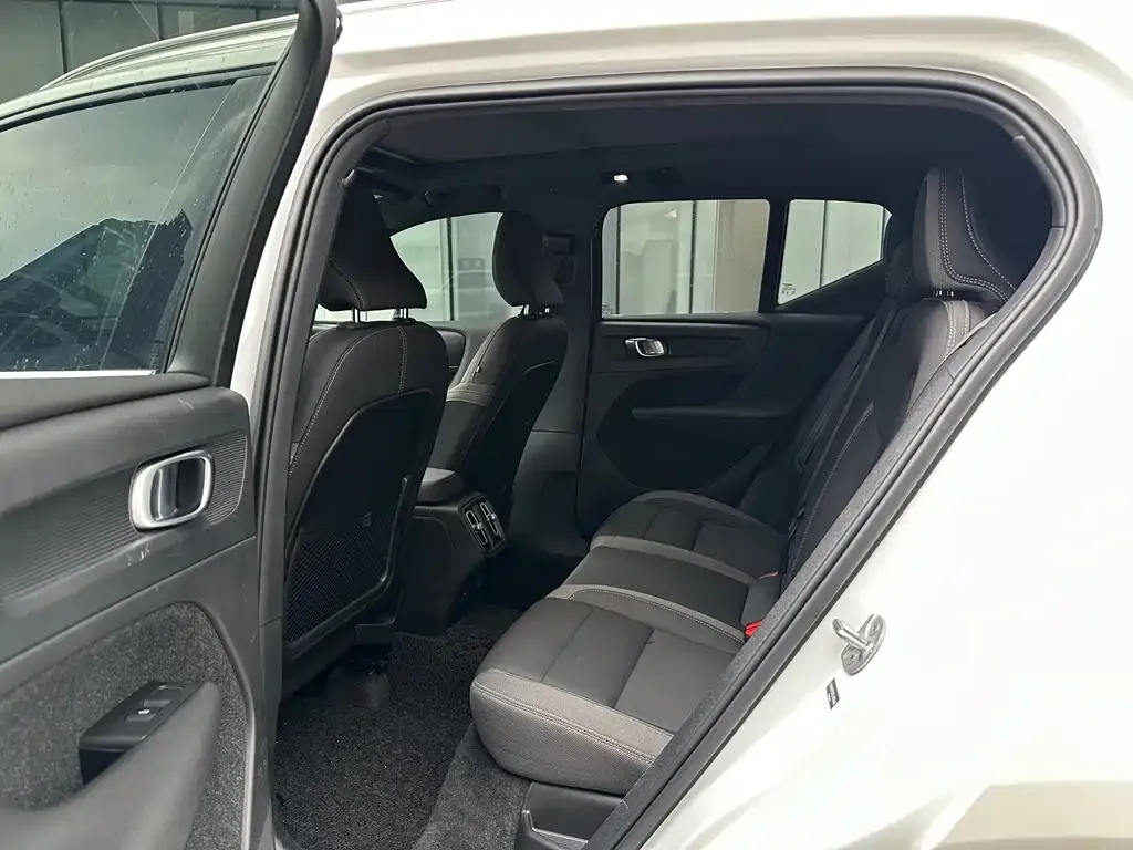 Volvo XC40 — фото 2