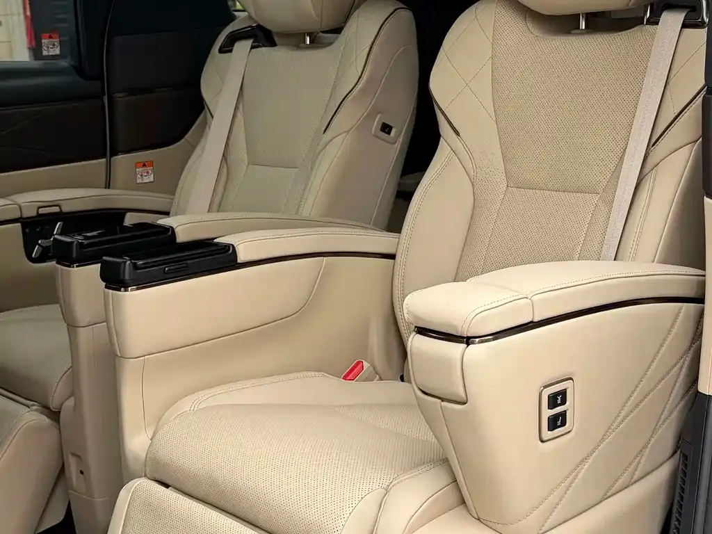 Toyota Vellfire — фото 2