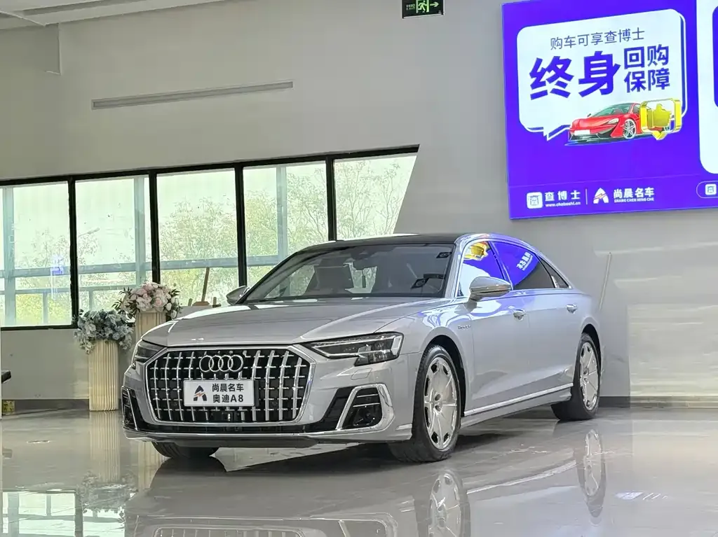 Audi A8 — фото 1