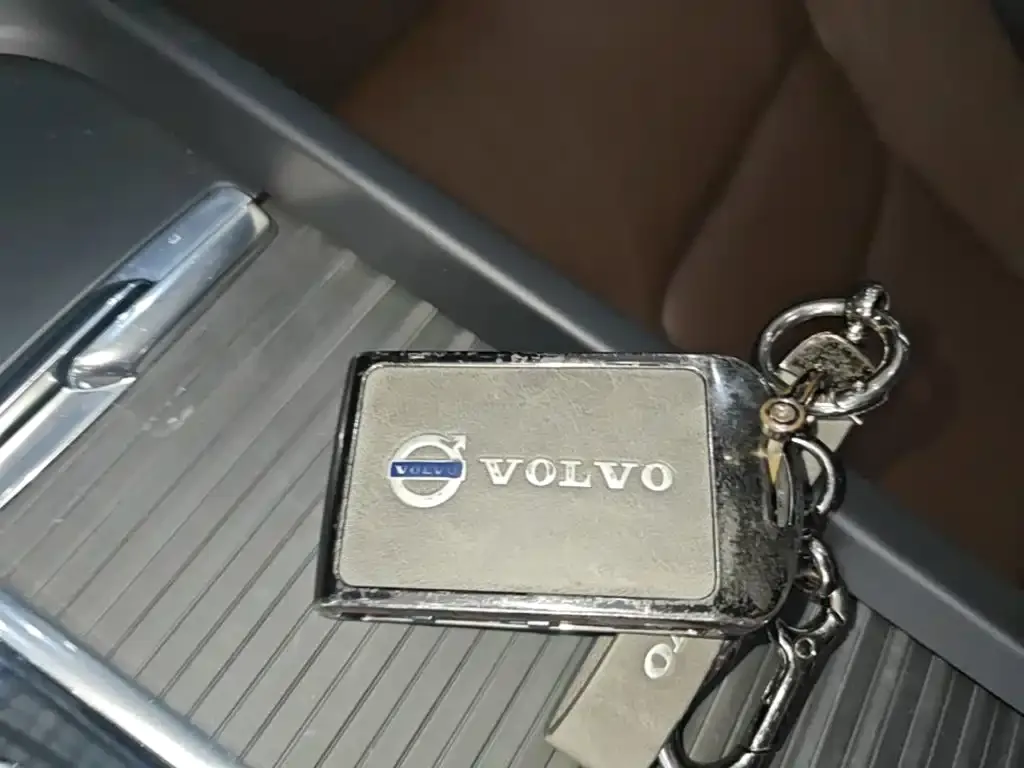 Volvo XC60 — фото 3