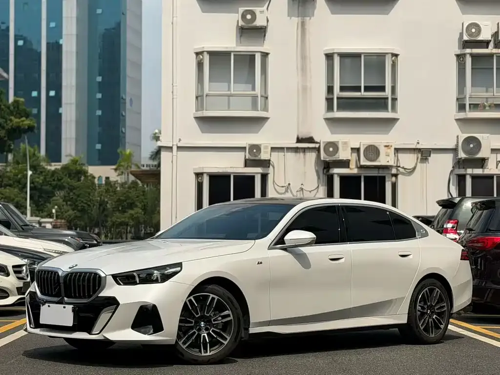BMW 5 Series — фото 1