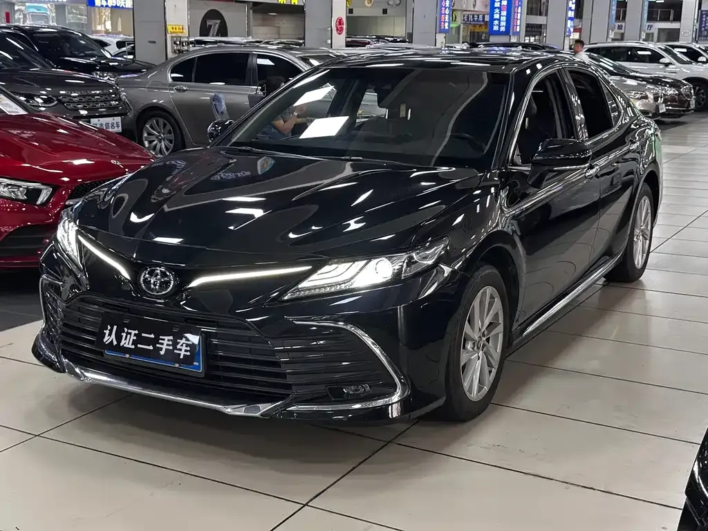 Toyota Camry — фото 1