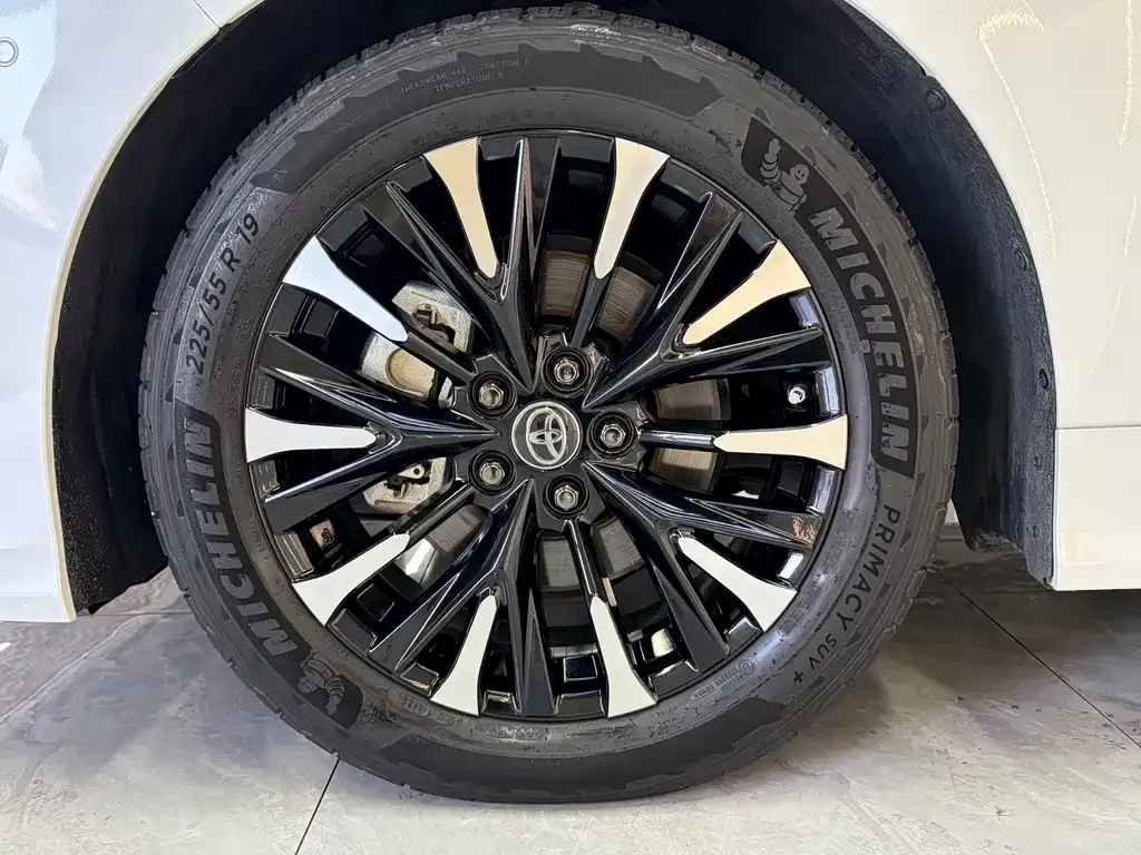 Toyota Vellfire — фото 10