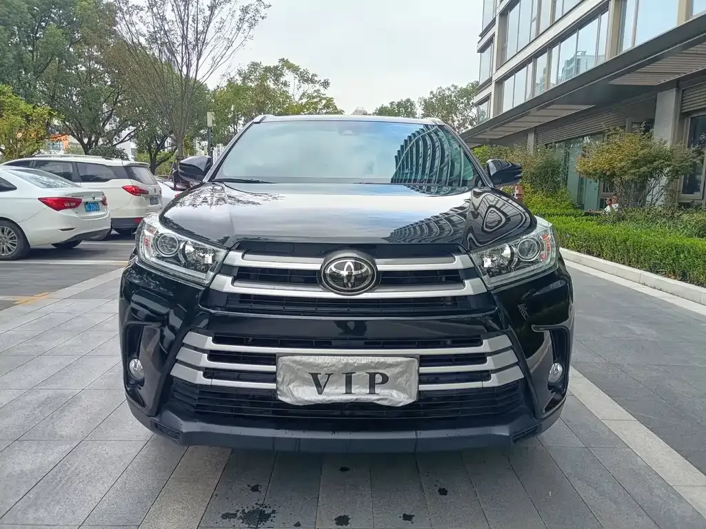 Toyota Highlander — фото 1