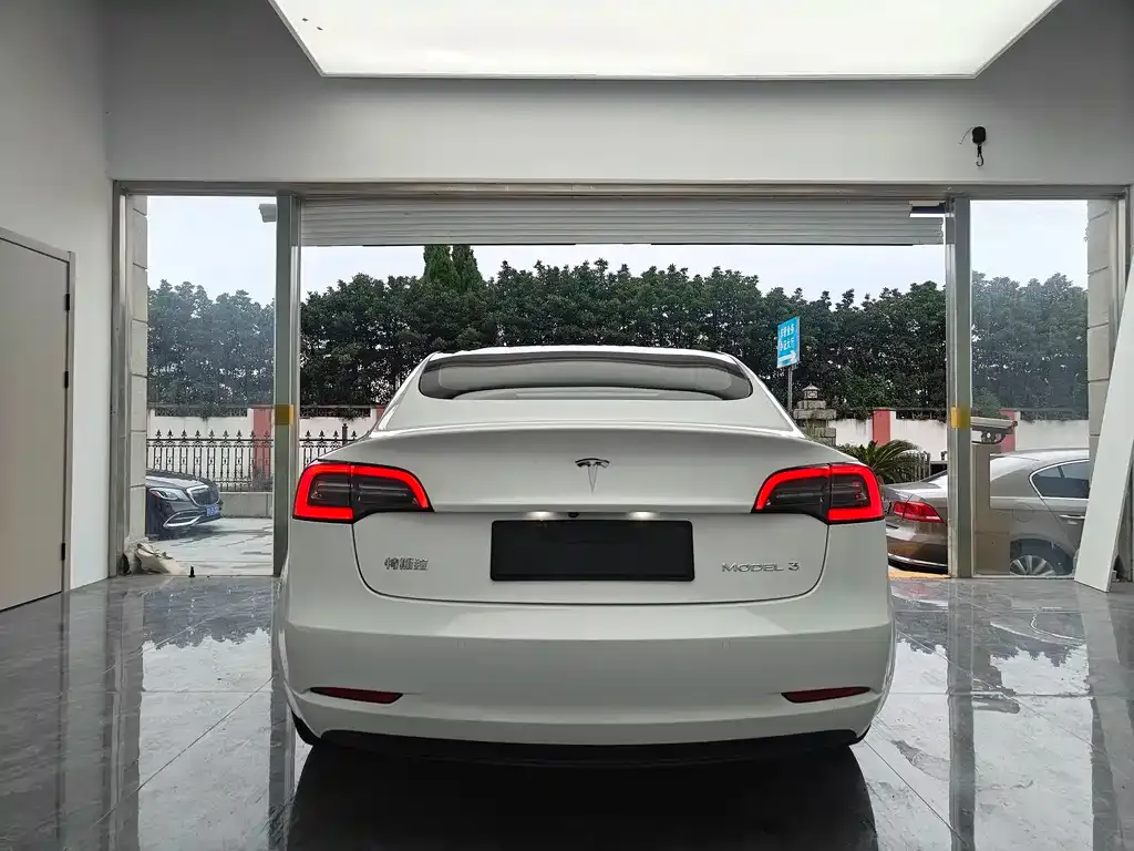 Tesla Model 3 — фото 7