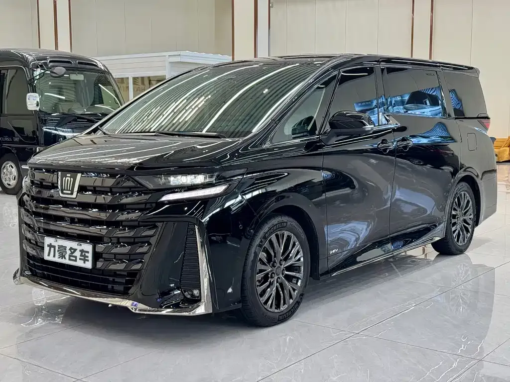 Toyota Vellfire — фото 1