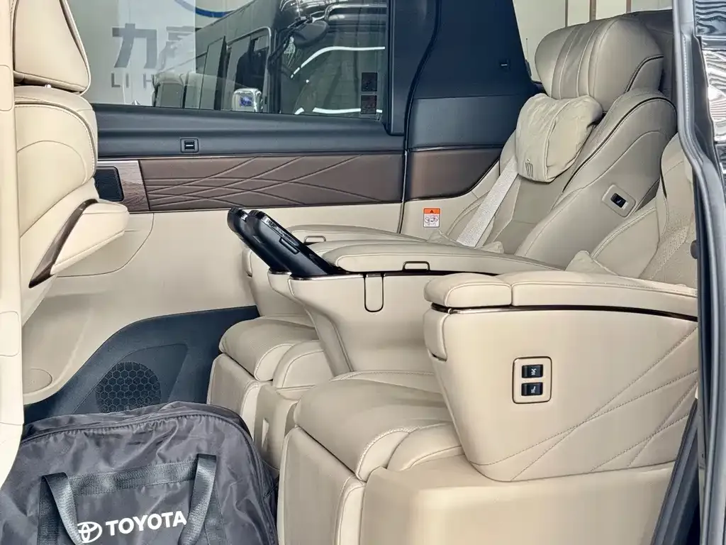 Toyota Vellfire — фото 10