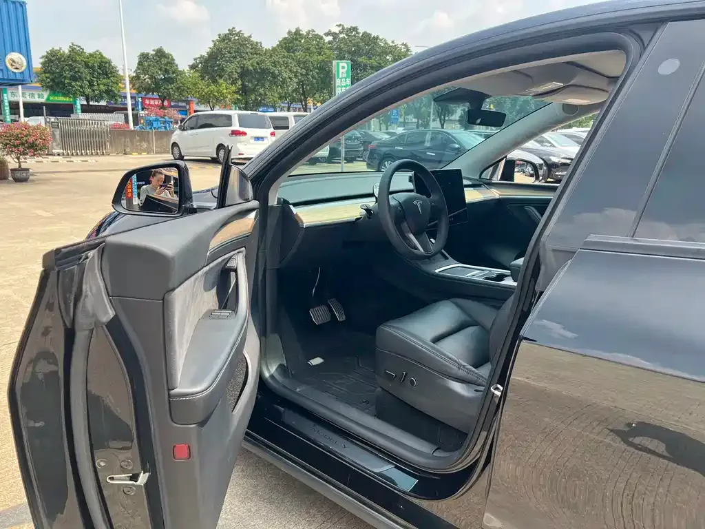 Tesla Model Y — фото 9