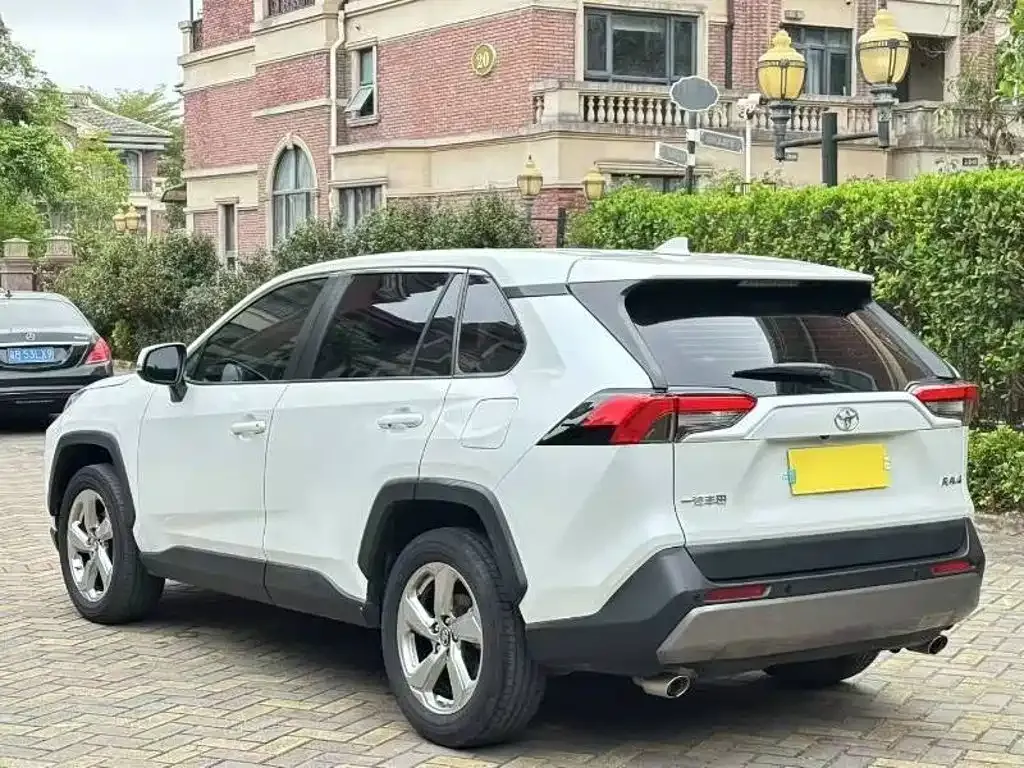 Toyota RAV4 — фото 8
