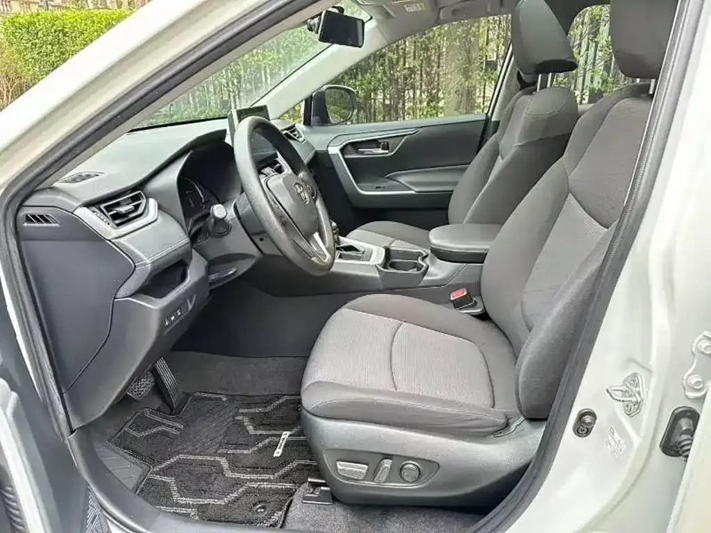 Toyota RAV4 — фото 5