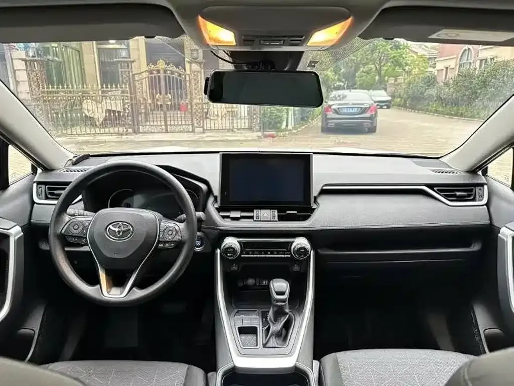 Toyota RAV4 — фото 3
