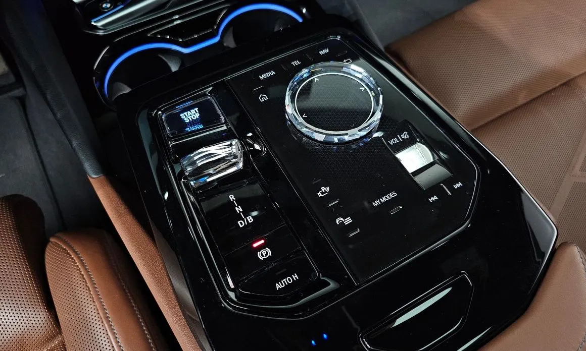 BMW i5 — фото 10